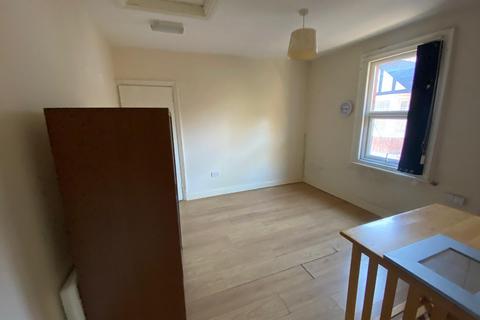 1 bedroom flat to rent, Studio Flat To Let - HP12