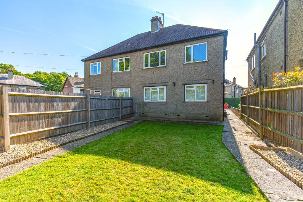 Harrow Gardens, Warlingham, Surrey, CR6 9ES 2 bed £275,000