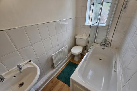 2 bedroom house to rent, Manchester Road, Stocksbridge