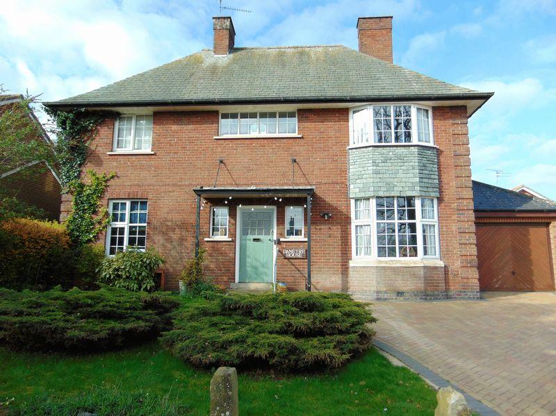 The Dingle, Daventry NN11 4DJ 3 bed detached house £350,000