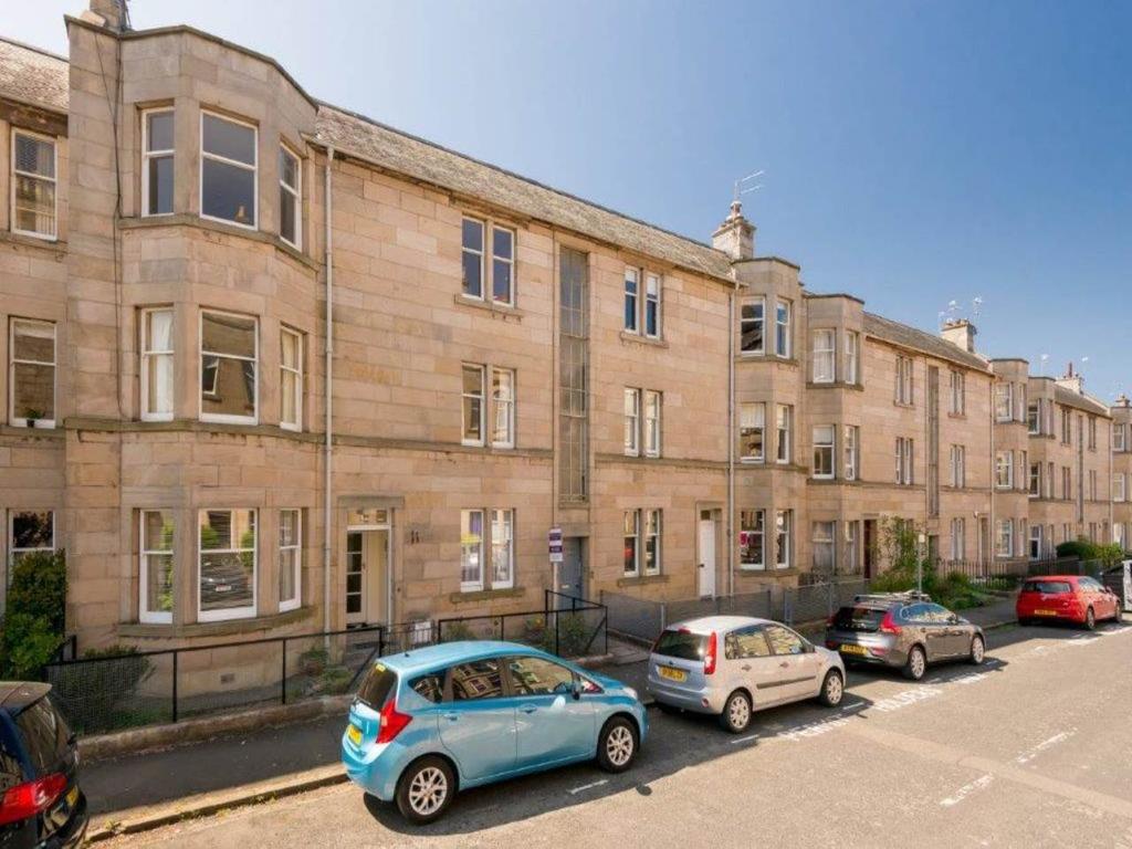 Learmonth Grove, Comely Bank, Edinburgh 3 bed flat £1,295 pcm (£299 pw)