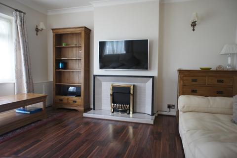 4 bedroom bungalow to rent, Commerical Road, Staines, TW18 2QL