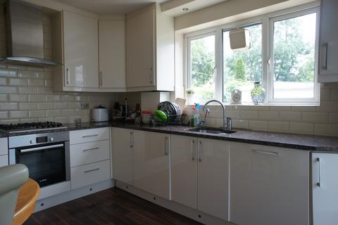 4 bedroom bungalow to rent, Commerical Road, Staines, TW18 2QL