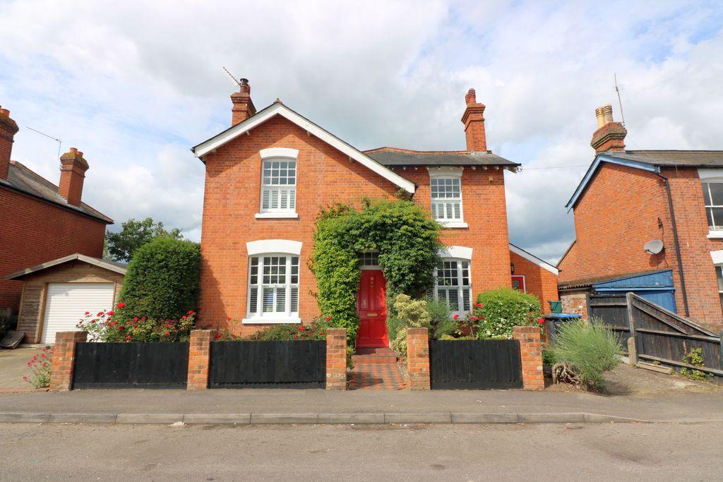 Runnemede Road, Egham, TW20 4 bed detached house £750,000