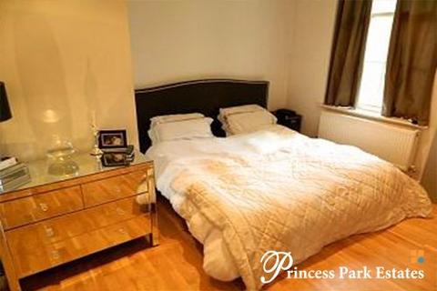2 bedroom apartment to rent, Royal Drive , Friern Barnet  N11