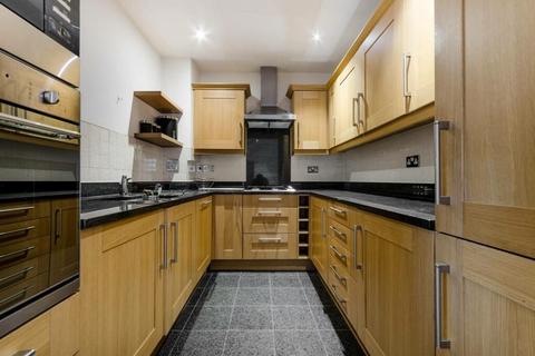 2 bedroom apartment to rent, Royal Drive , London  N11