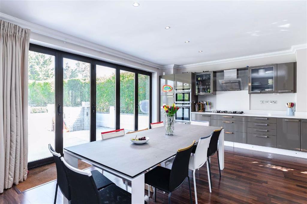 Heath Drive, Potters Bar, Hertfordshire 5 bed detached house £4,000 pcm (£923 pw)