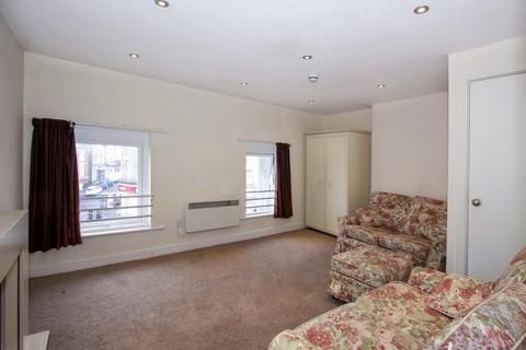 3 bedroom flat to rent, The Triangle, Triangle