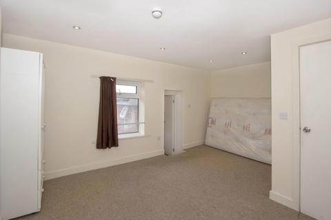 3 bedroom flat to rent, The Triangle, Triangle
