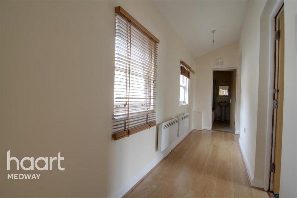 Leech Court, Rochester, ME1 1HN 2 bed flat to rent £1,075 pcm (£248 pw)