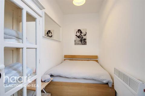 2 bedroom flat to rent, Lyon Close