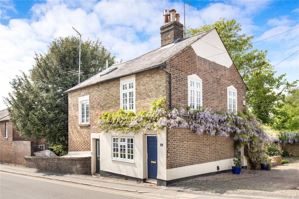 Ravens Lane, Berkhamsted, Hertfordshire, HP4 2 bed semidetached house