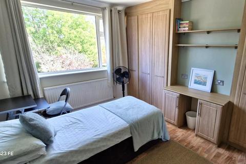 1 bedroom in a house share to rent, Raleigh Drive Tolworth Surbiton