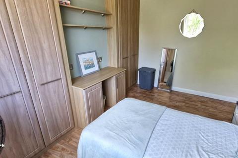 1 bedroom in a house share to rent, Raleigh Drive Tolworth Surbiton