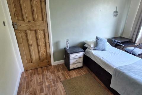 1 bedroom in a house share to rent, Raleigh Drive Tolworth Surbiton