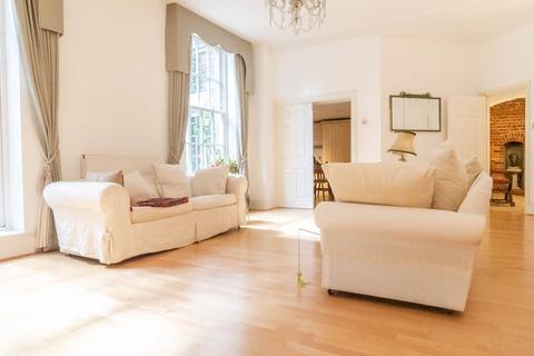 3 bedroom apartment to rent, Royal Drive, London  N11