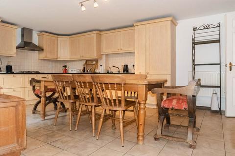 3 bedroom apartment to rent, Royal Drive, London  N11