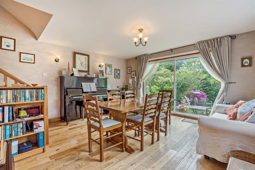 Woodlands Drive, Harrogate, HG2 7AX 3 bed semidetached house £300,000