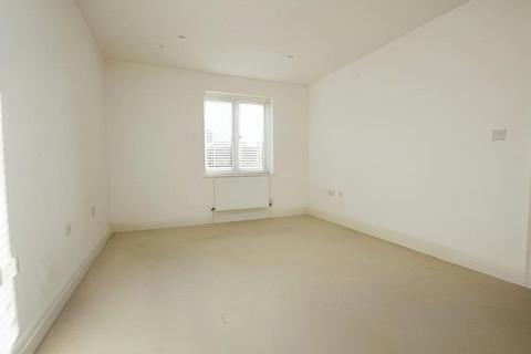 2 bedroom flat to rent, Belvedere, West Byfleet KT14 6BA