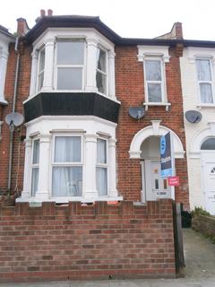 3 bedroom flat to rent - Romford Road, Manor Park, London E12