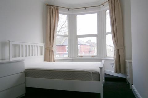 3 bedroom flat to rent - Romford Road, Manor Park, London E12
