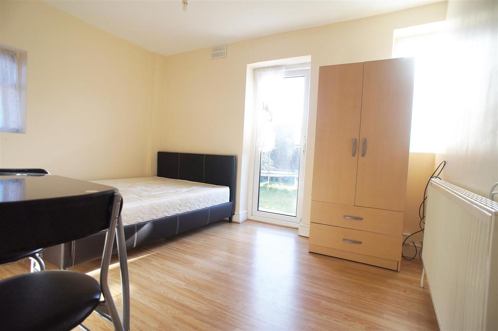 Tynemouth Drive, Enfield Studio £800 pcm (£185 pw)