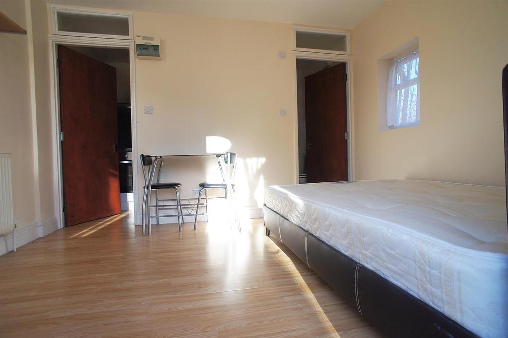 Tynemouth Drive, Enfield Studio £800 pcm (£185 pw)