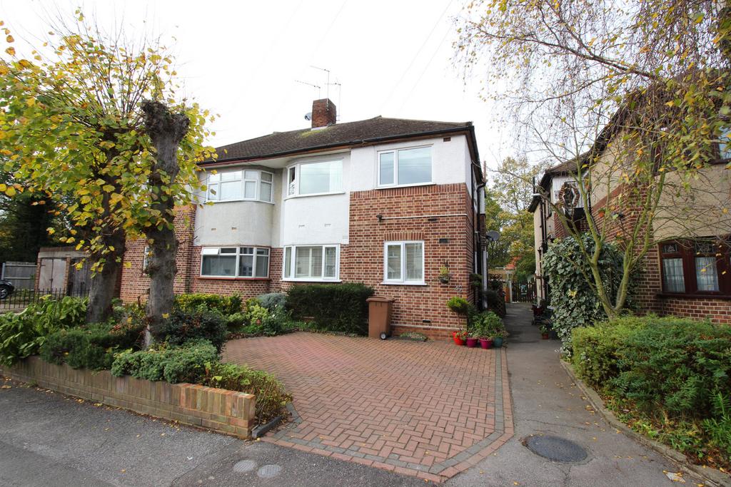 Woodland Road, E4 2 bed flat to rent £1,650 pcm (£381 pw)