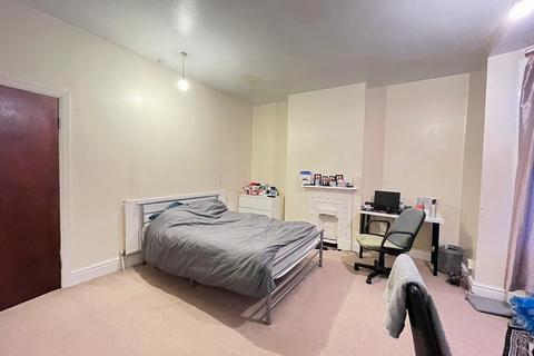 4 bedroom terraced house to rent, Harrow Road, Leicester