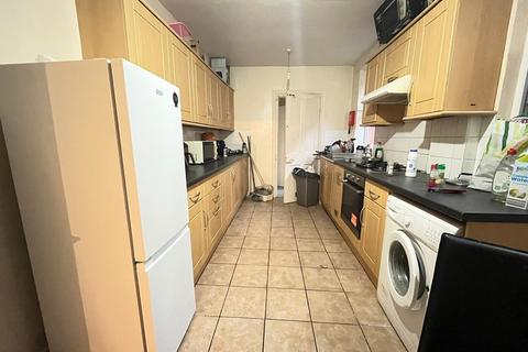 4 bedroom terraced house to rent, Harrow Road, Leicester