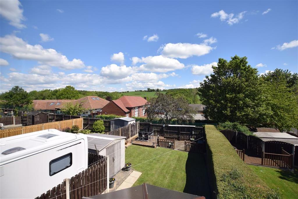 Manor Park, Silkstone, Barnsley, S75 3 bed semidetached house £190,000