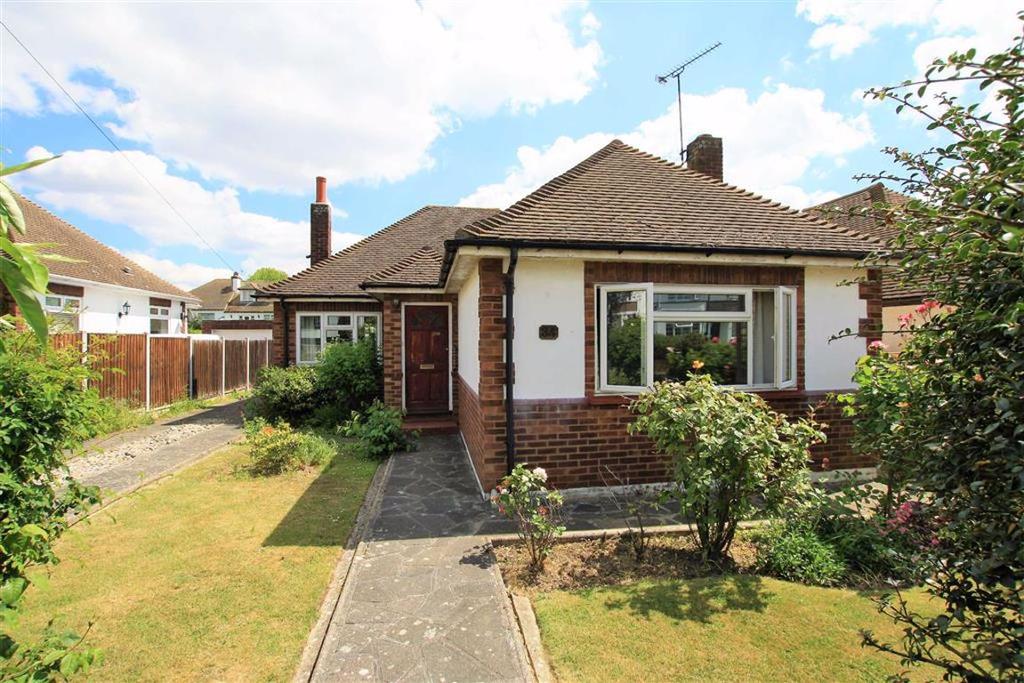 Tattersall Gardens, Leigh On Sea 2 bed detached bungalow £435,000