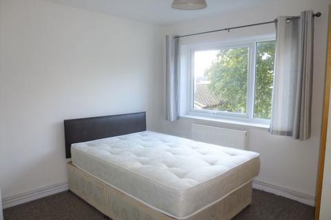 2 bedroom apartment to rent, Pine Tree Close, Cranford