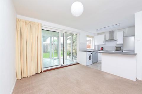 3 bedroom terraced house to rent, Drake Close, Finchampstead