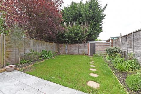 3 bedroom terraced house to rent, Drake Close, Finchampstead