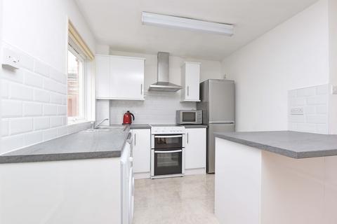 3 bedroom terraced house to rent, Drake Close, Finchampstead