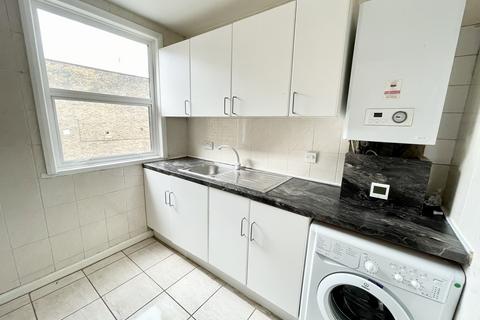 3 bedroom flat to rent, Homerton High Street, London E9