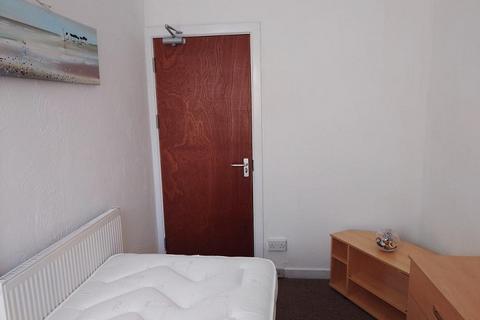 1 bedroom in a house share to rent, Station Road, Llanelli, Carmarthenshire. SA15 1YS