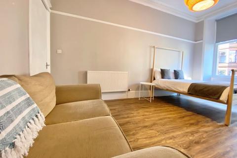 4 bedroom flat to rent, Cranworth Street, Glasgow, G12