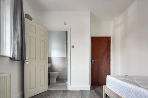 1 bedroom in a flat share to rent, Lime House, London, E14