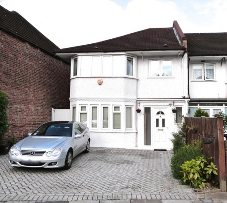 HAMILTON ROAD, LONDON, NW11 2 bed flat £1,517 pcm (£350 pw)