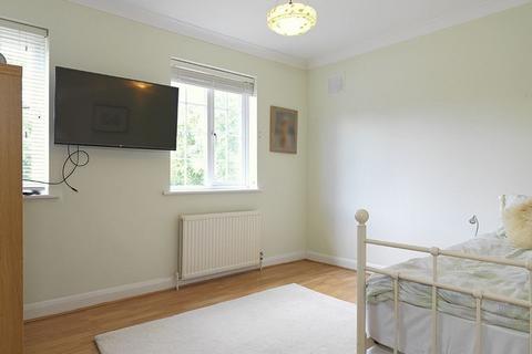 1 Ditton Lawn, Thames Ditton, KT7 0EN
