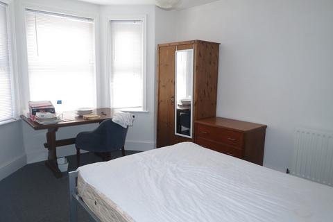 5 bedroom detached house to rent, Osborne Road, Winton