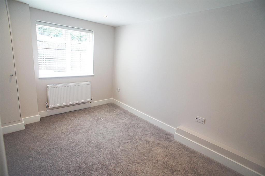 Bedroom 1 1.JPG