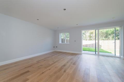 3 bedroom semi-detached house to rent, The Heights, Charlton, SE7 (JK)