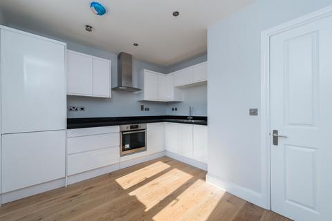 3 bedroom semi-detached house to rent, The Heights, Charlton, SE7 (JK)