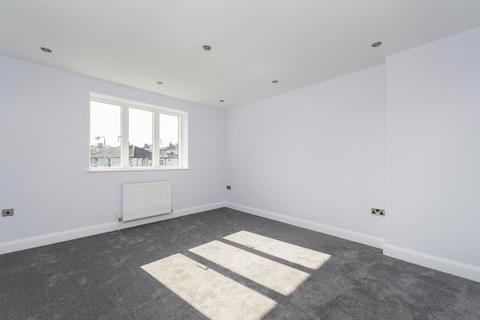 3 bedroom semi-detached house to rent, The Heights, Charlton, SE7 (JK)
