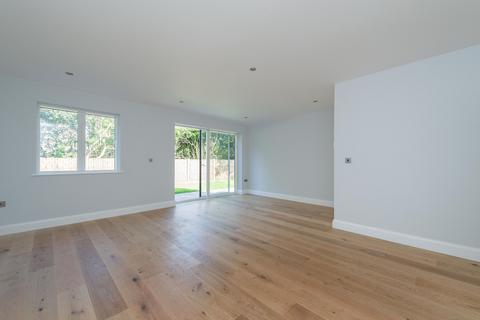 3 bedroom semi-detached house to rent, The Heights, Charlton, SE7 (JK)