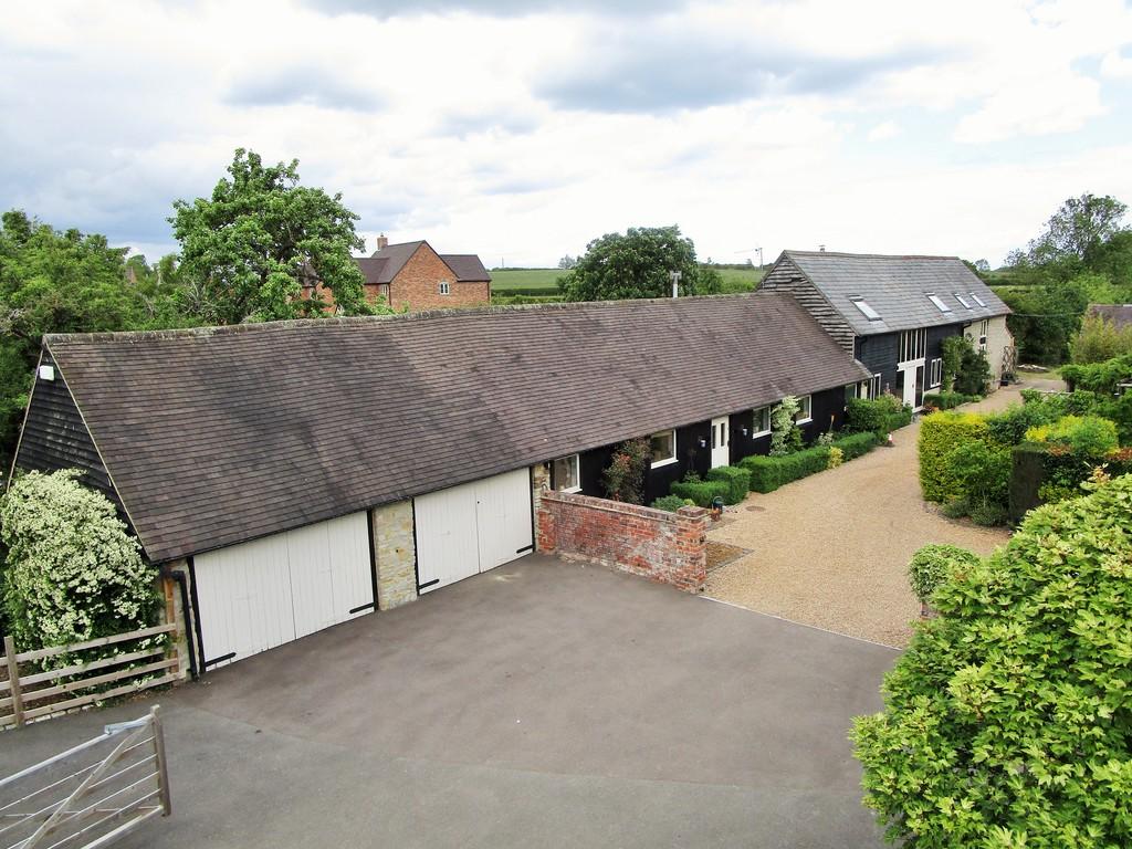 Banbury Road, Warwickshire 6 bed barn conversion £1,175,000