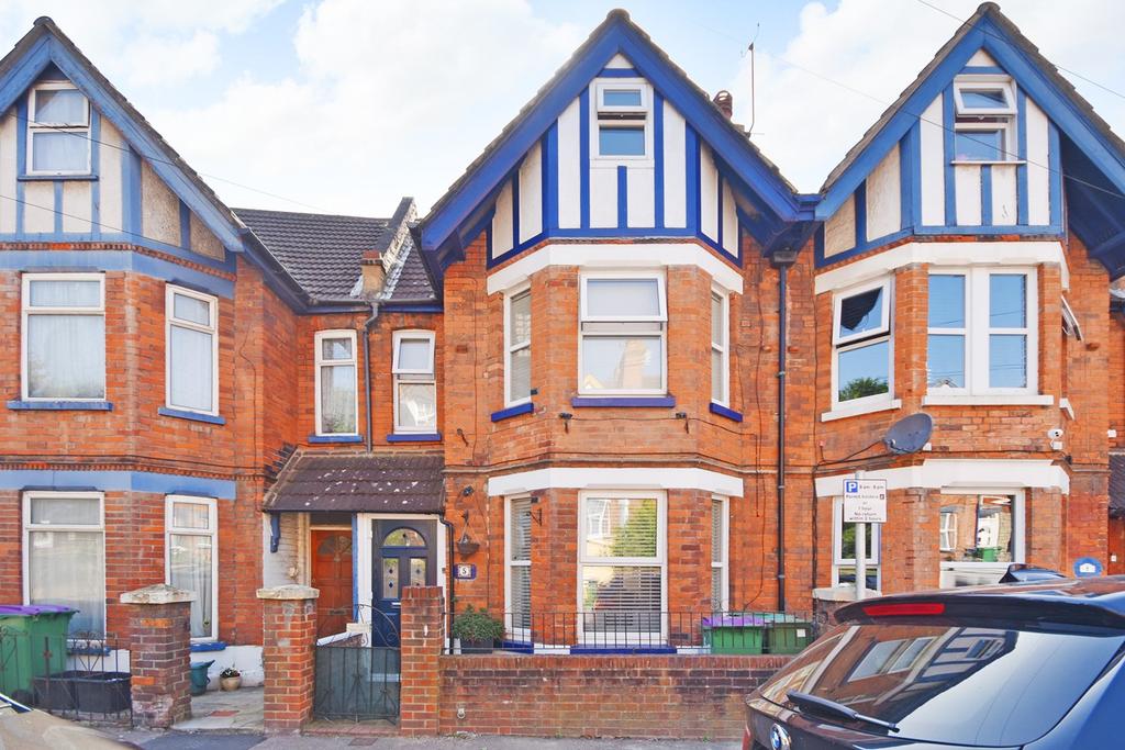 Bradstone Avenue, Folkestone, CT19 3 bed terraced house £260,000